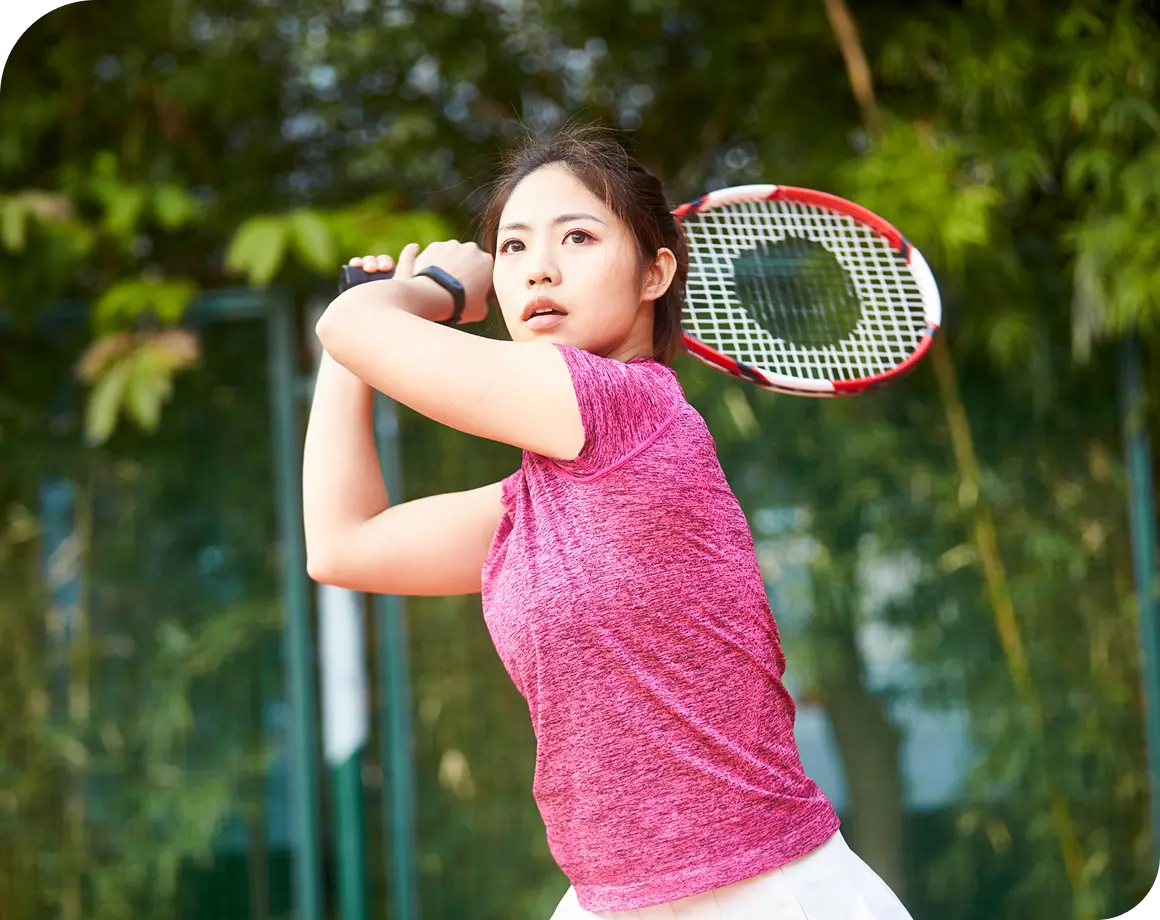 画像：テニスをする女性