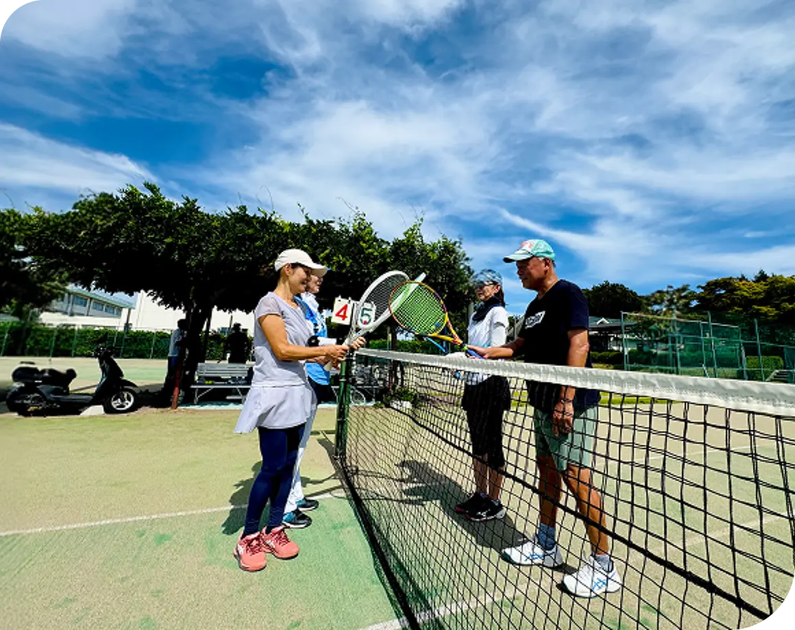 画像：テニスの試合開始の様子