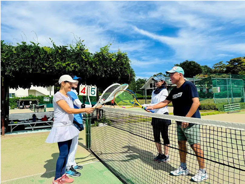 画像：テニスの試合を始める様子