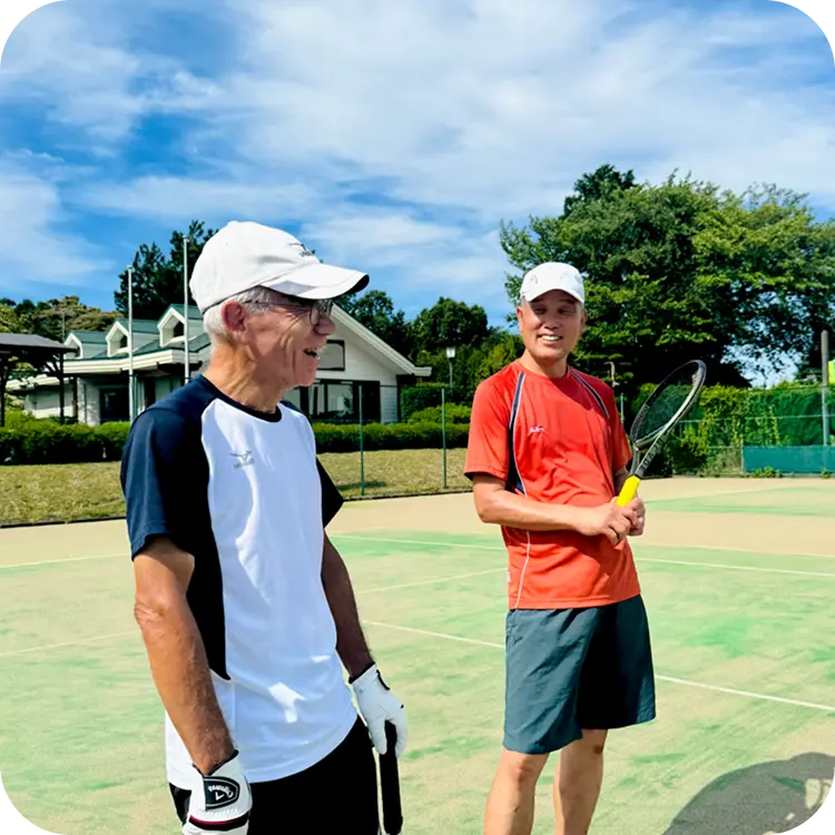 画像：テニスを楽しむ年配者